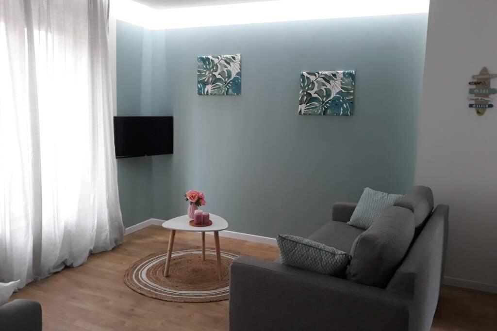 un salon avec un canapé et une table dans l'établissement La Canisse 2 : joli appartement - Boulogne sur mer, à Boulogne-sur-Mer