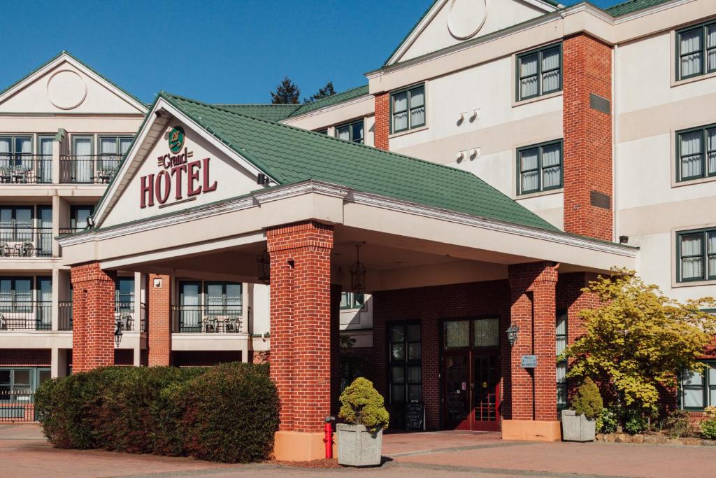 een hotel met een bord aan de voorzijde bij The Grand Hotel Nanaimo in Nanaimo