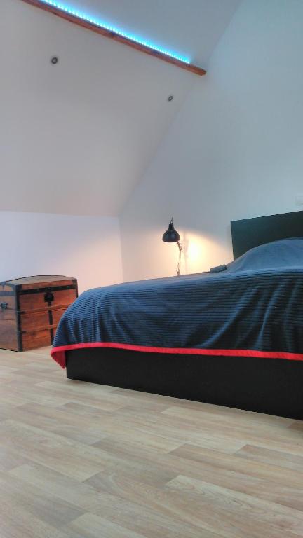 - une chambre avec un lit, une lampe et une table dans l'établissement La Paillote relais du Chatô n3, à Quend