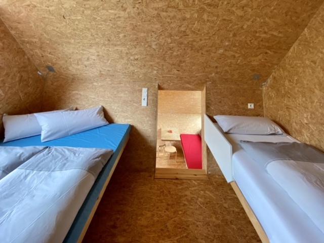 Ein Bett oder Betten in einem Zimmer der Unterkunft Grüne Wiek Wabenhausherberge Beckerwitz