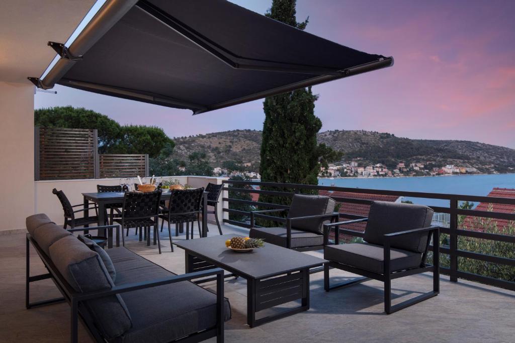 Ресторант или друго място за хранене в The Grande - Huge terrace - Amazing sea views - Tastefully Furnished - Access to rooftop terrace and gym - Hillside Apartments Rogoznica