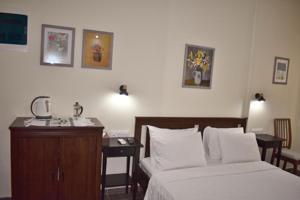 Habitación de hotel con cama y escritorio con fregadero en Kripis Studio, en Pefkohori