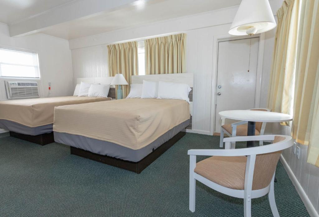Letto o letti in una camera di Fish Tales Boardwalk Inn & Ocean Mecca Motel