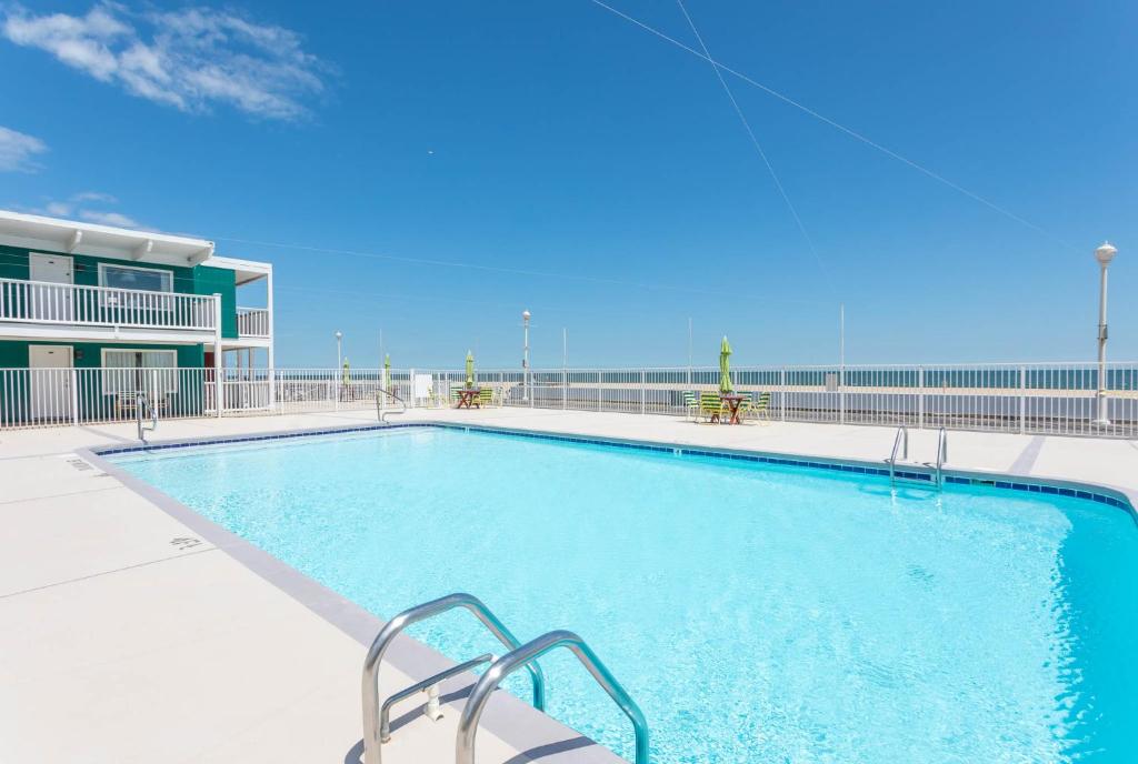 Der Swimmingpool an oder in der Nähe von Fish Tales Boardwalk Inn &amp; Ocean Mecca Motel