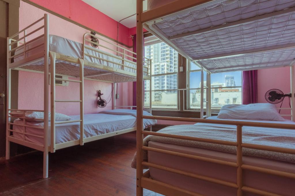 เตียงสองชั้นในห้องที่ Lucky D's Youth and Traveler's Hostel