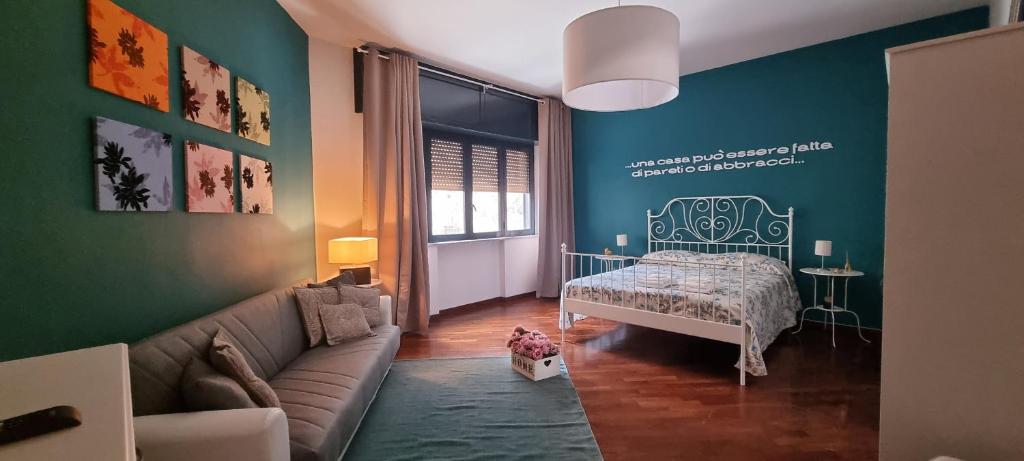ein Wohnzimmer mit einem Bett und einem Sofa in der Unterkunft Via Battisti 109 in Caserta