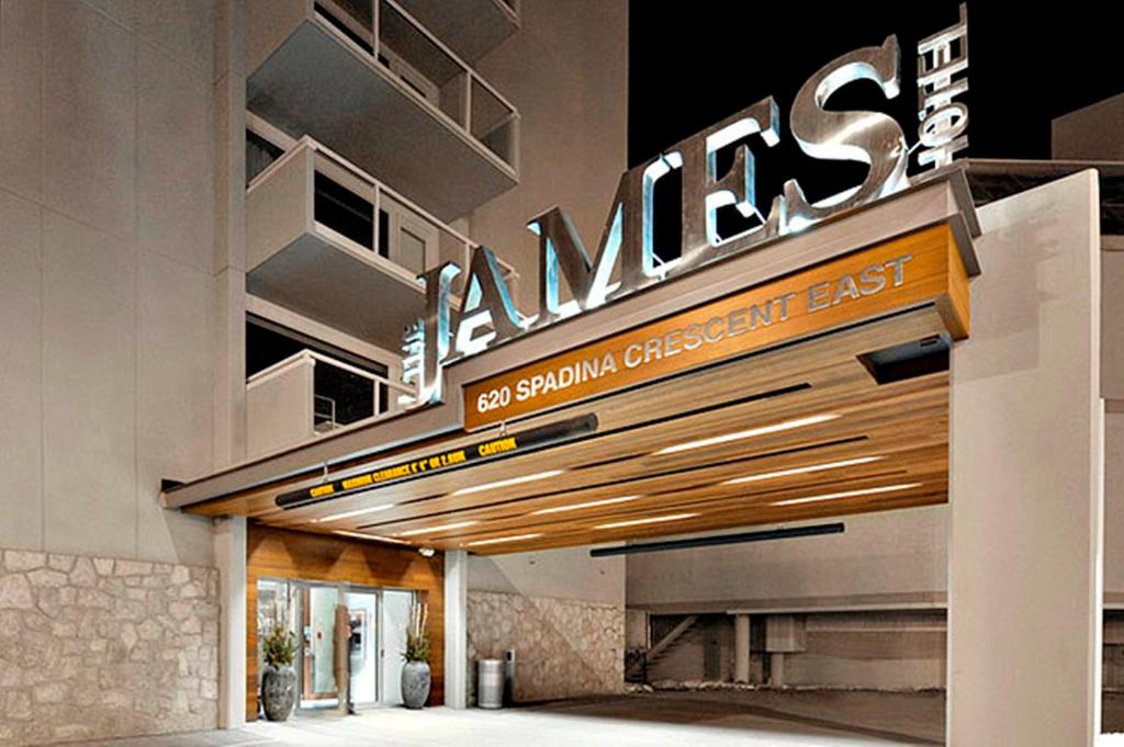 un edificio con una señal que lee Amazonas en The James Hotel, en Saskatoon