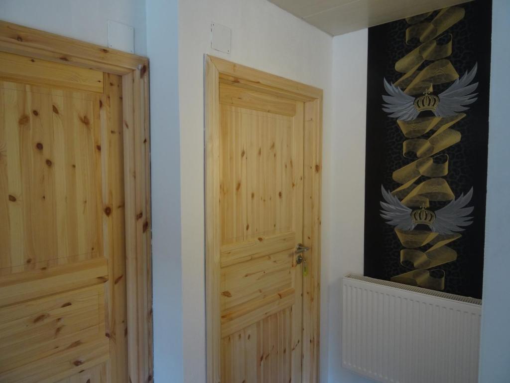 a room with two wooden doors and a wall at Pension und Gästehaus Paffrath in Großbrembach