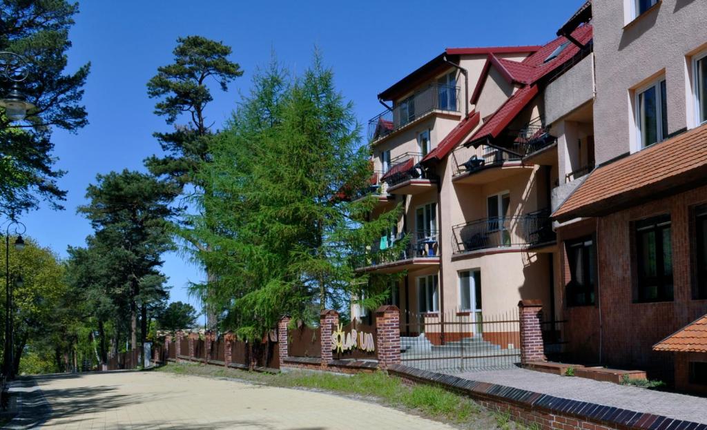 an empty street in front of a building at Pensjonat Resident in Krynica Morska