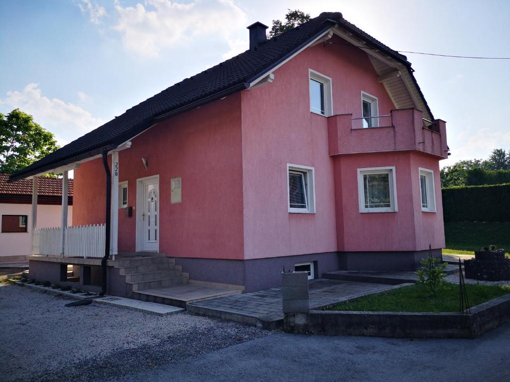 una casa roja con un blanco en Apartment Igor - HOLIDAY HOME, en Oštarije