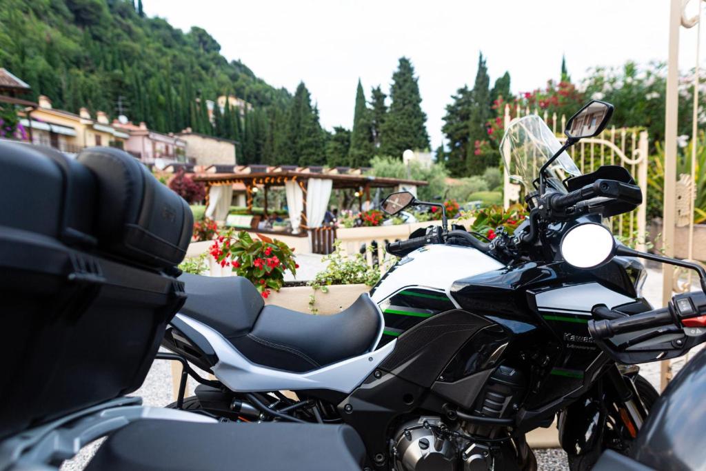 una fila di motociclette parcheggiate l'una accanto all'altra di Hotel Adria & Resort a Toscolano Maderno