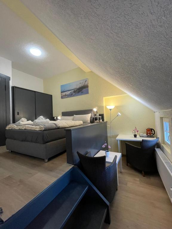 Postel nebo postele na pokoji v ubytování Hotel Ammerländer Stuben