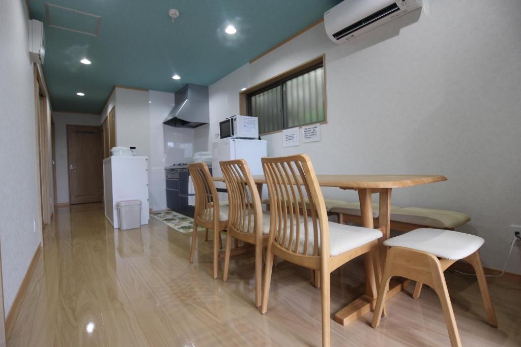 - une cuisine et une salle à manger avec une table et des chaises dans l'établissement Yadokari Shima, à Shima