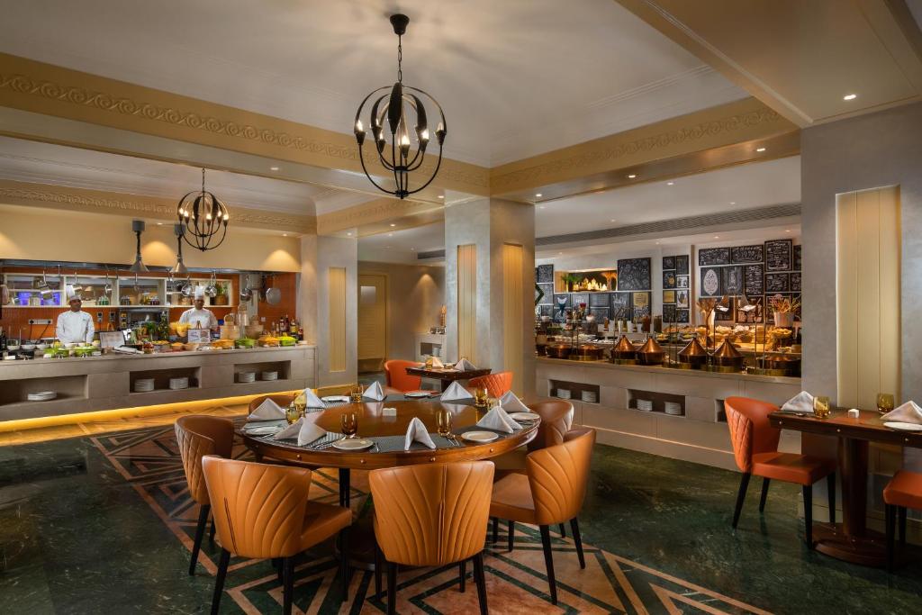 Restaurace v ubytování Holiday Inn Agra MG Road an IHG Hotel