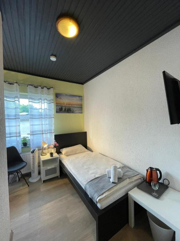 Postel nebo postele na pokoji v ubytování Hotel Ammerländer Stuben