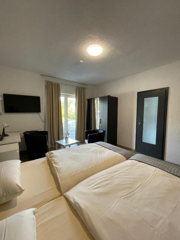 Postel nebo postele na pokoji v ubytování Hotel Ammerländer Stuben