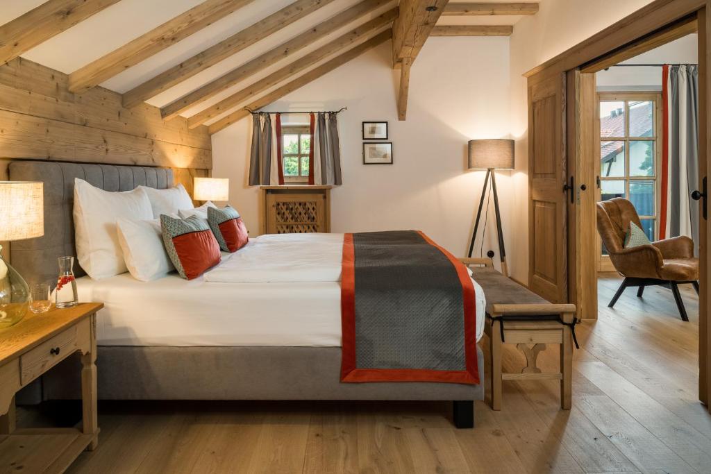 Postel nebo postele na pokoji v ubytování Hotel Gut Ising