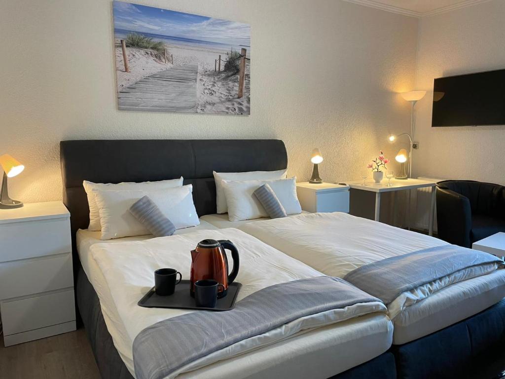 Postel nebo postele na pokoji v ubytování Hotel Ammerländer Stuben