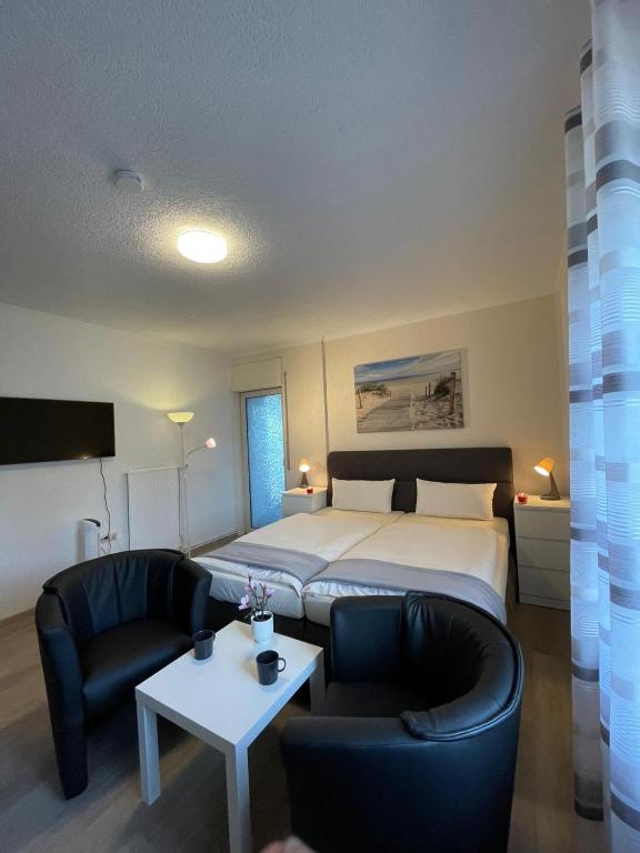 Postel nebo postele na pokoji v ubytování Hotel Ammerländer Stuben