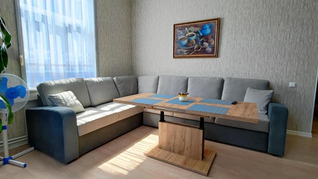 ein Wohnzimmer mit einem Sofa und einem Tisch in der Unterkunft Tallinn Apartments K8 Free parking in Tallinn