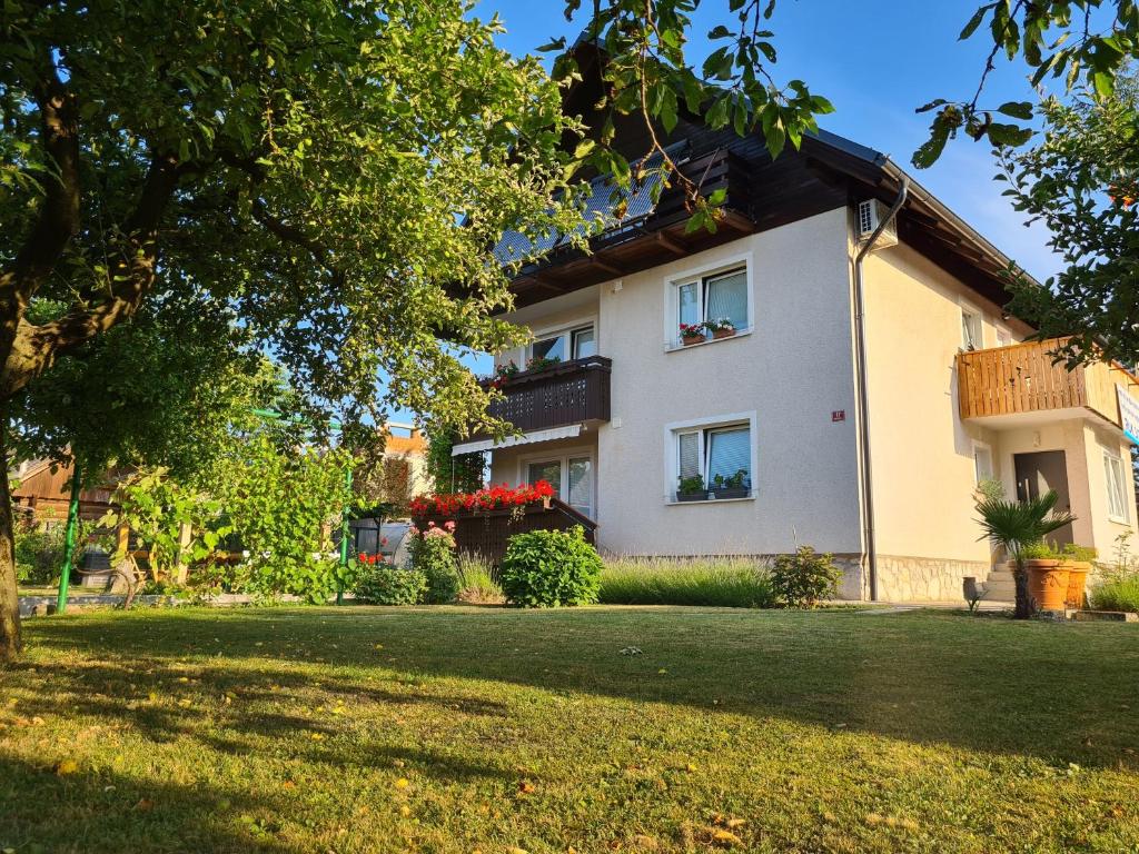 uma casa com um relvado em frente em Rok Apartment em Bled