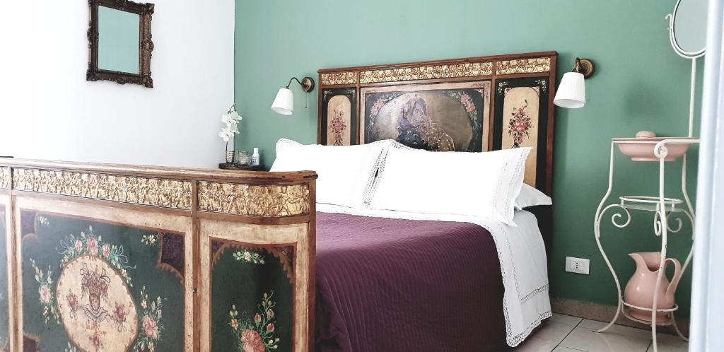 カターニアにあるAttico MEAのベッドルーム1室(紫のシーツが敷かれた大型ベッド1台付)