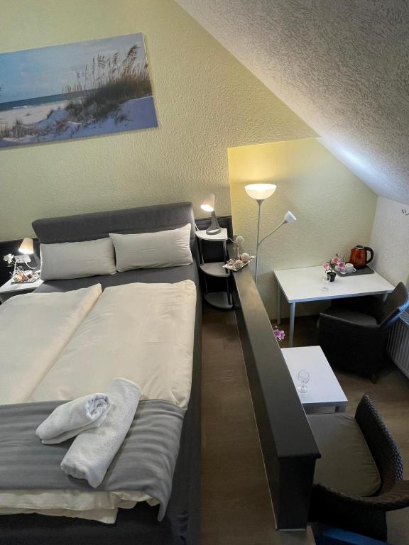 Postel nebo postele na pokoji v ubytování Hotel Ammerländer Stuben