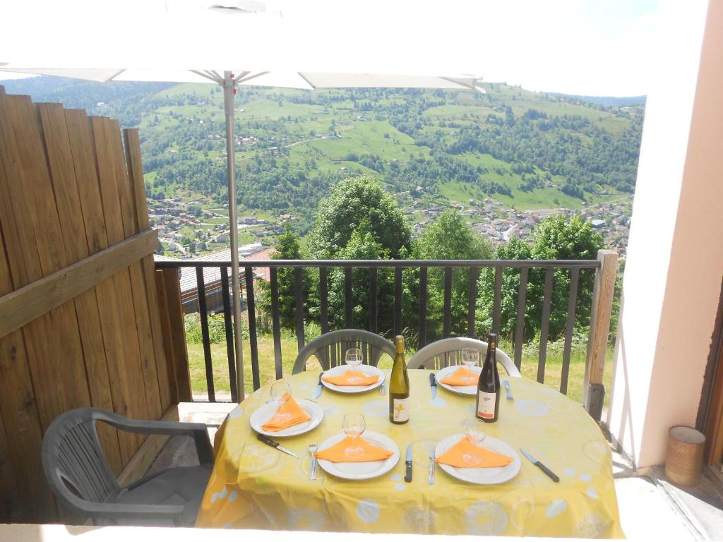 een tafel met 2 flessen wijn op een balkon bij bouton d or in La Bresse