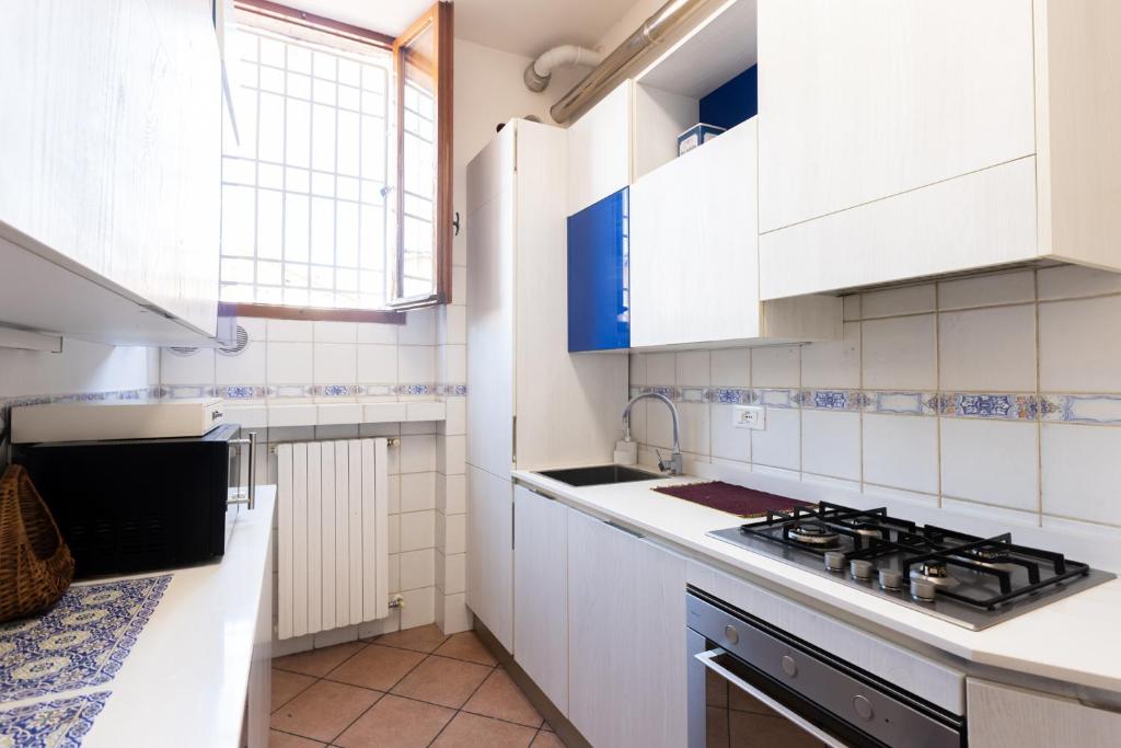 Kuchnia lub aneks kuchenny w obiekcie Valdonica, Bologna by Short Holidays