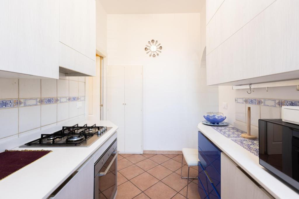 Kuchnia lub aneks kuchenny w obiekcie Valdonica, Bologna by Short Holidays
