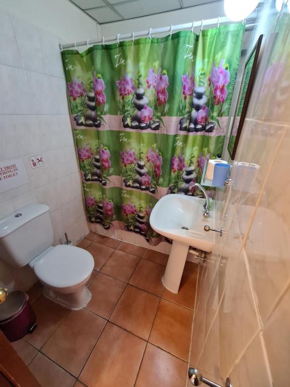 Koupelna v ubytování Metropole Hotel