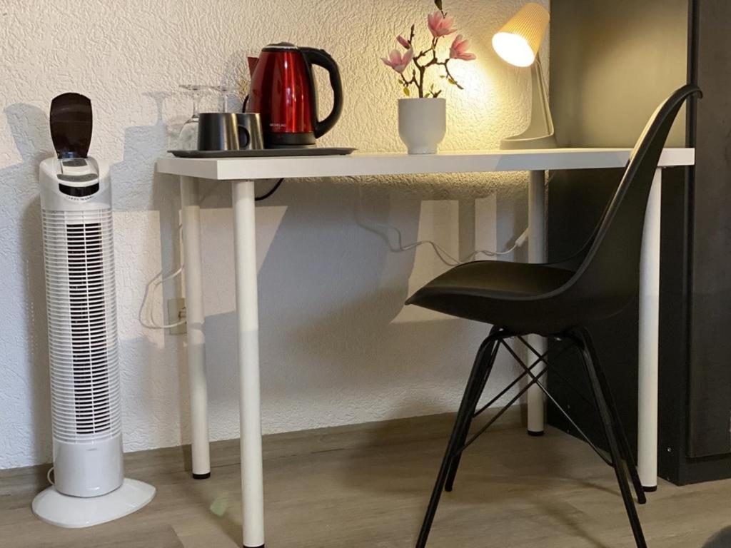 Příslušenství pro přípravu čaje a kávy v ubytování Hotel Ammerländer Stuben