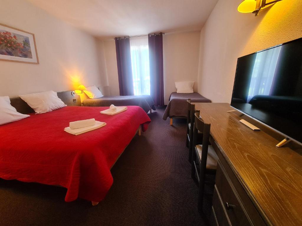 TV a/nebo společenská místnost v ubytování Hôtel Le Montaigu