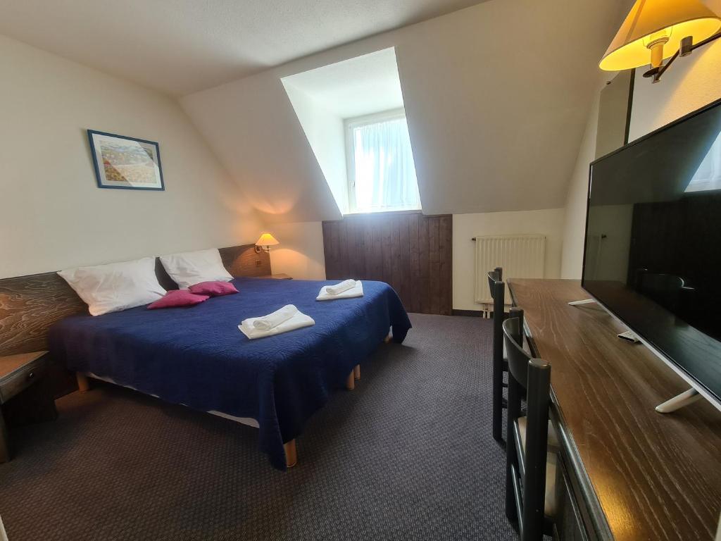 Postel nebo postele na pokoji v ubytování Hôtel Le Montaigu