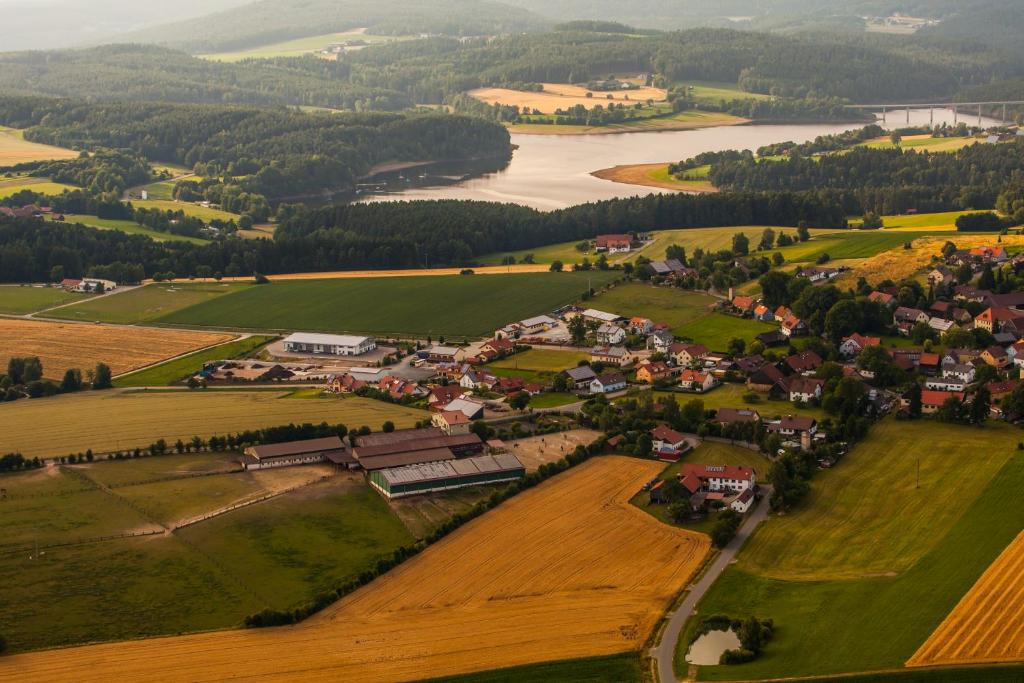 una vista aérea de una localidad junto a un río en Pension & Reitschule Fuchsenhof, en Seebarn