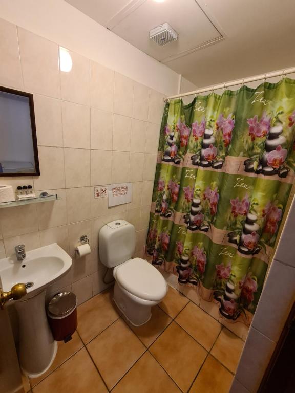Koupelna v ubytování Metropole Hotel