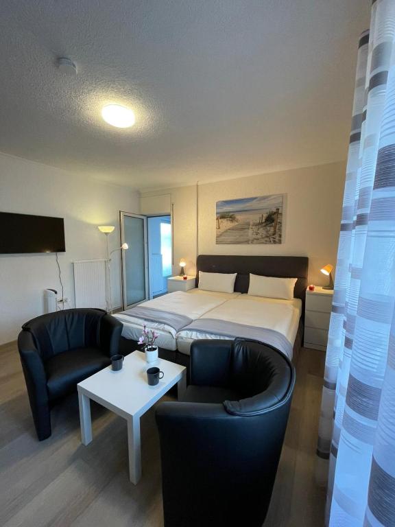 Postel nebo postele na pokoji v ubytování Hotel Ammerländer Stuben