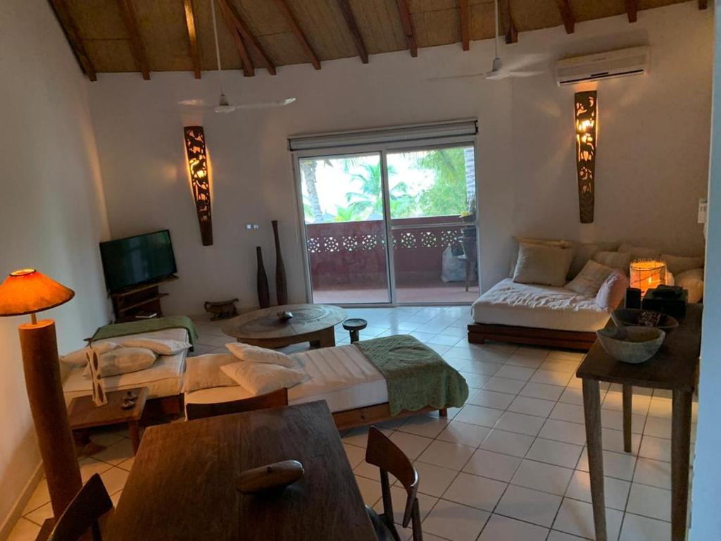 a living room with a couch and a table at appartementsurlaplage in Saly Portudal