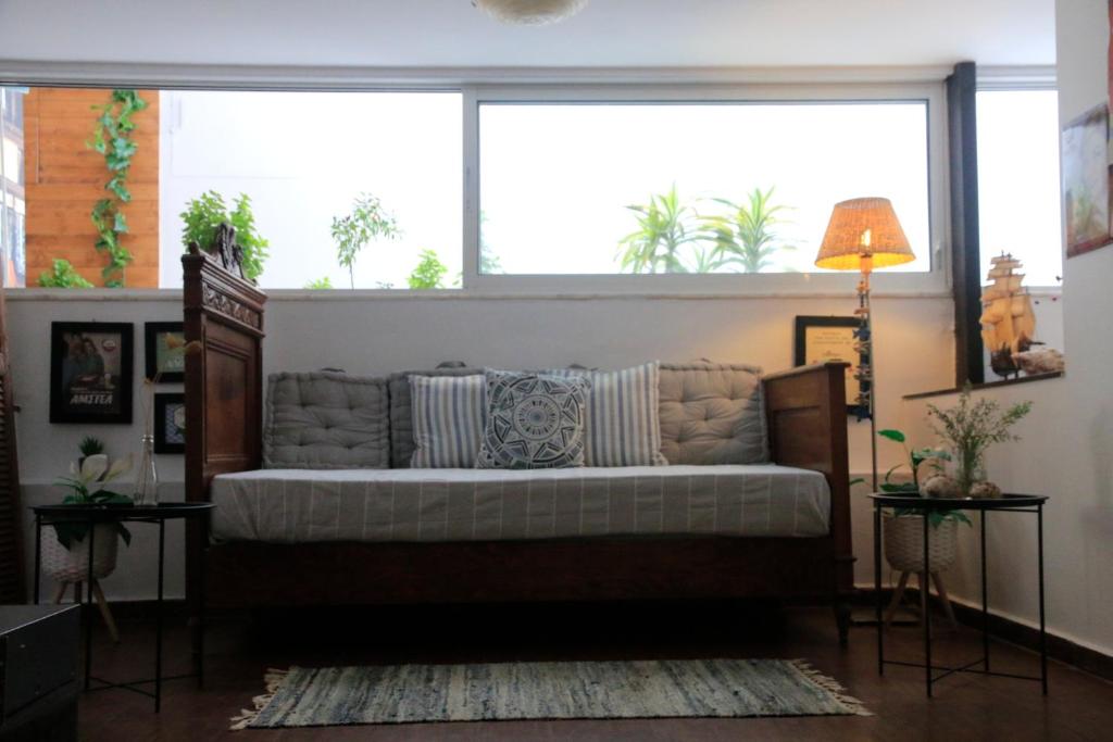 ein Schlafzimmer mit einem Bett und einem großen Fenster in der Unterkunft Amaryllis Hotel in Rhodos (Stadt)