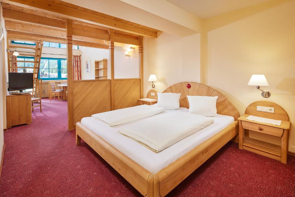 Postel nebo postele na pokoji v ubytování Hotel Sunny Sölden