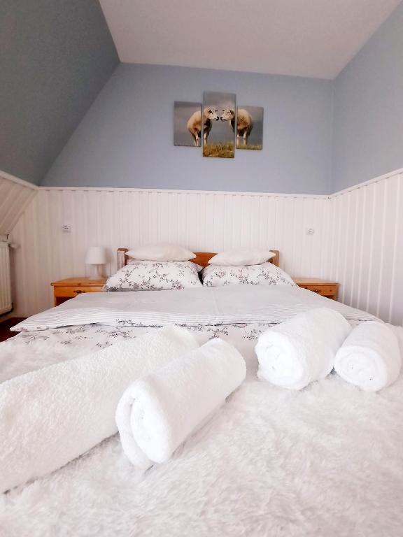 a bedroom with two beds with white towels on them at Apartament U Maćków in Murzasichle