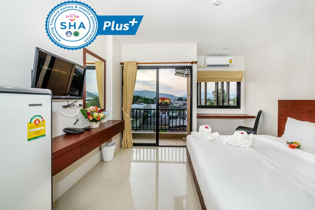 Habitación de hotel con 2 camas y TV en The Topaz Residence Phuket Town, en Phuket