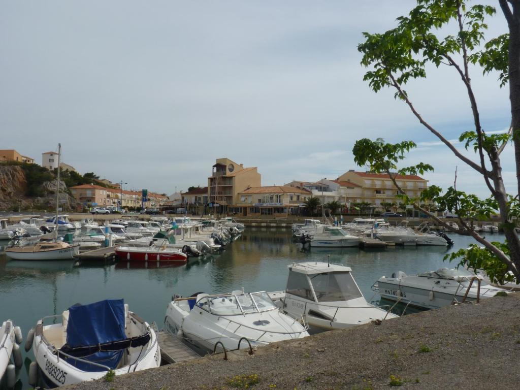 Un tas de bateaux sont amarrés dans un port de plaisance dans l'établissement Charmant Studio, Les Goélettes, Narbonne Plage, à Narbonne-Plage