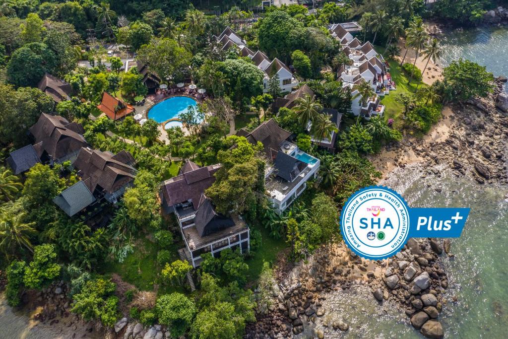 una vista aérea de una villa con un complejo en Kamala Beach Estate Resort - SHA Extra Plus, en Kamala Beach