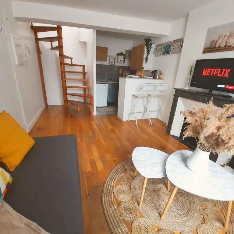 un salon avec un canapé et une table dans l'établissement BNB Le COCON, Cœur Historique d'Orléans, 5' Train Station, à Orléans