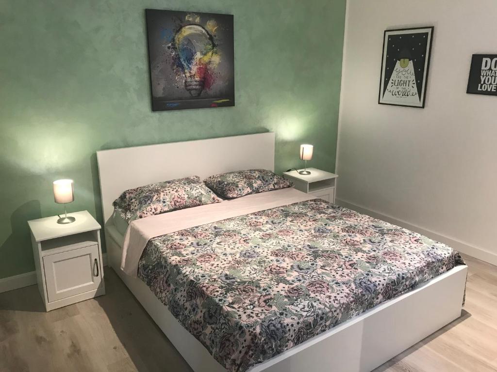 1 dormitorio con 1 cama y 2 mesitas de noche en Giglio Home, en Catania