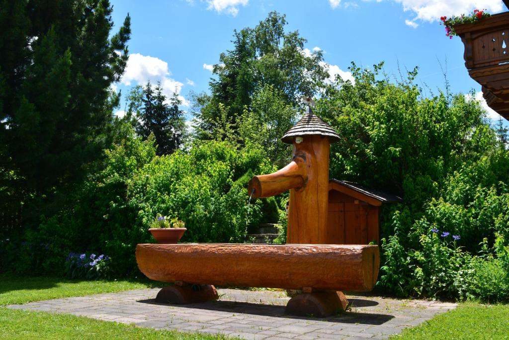 A garden outside Ferienwohnung Ehrenreich/Pichler