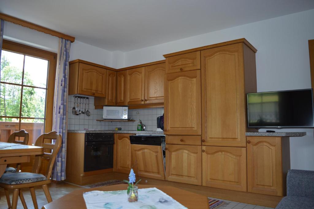 A kitchen or kitchenette at Ferienwohnung Ehrenreich/Pichler