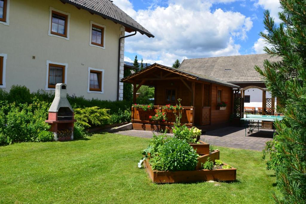 A garden outside Ferienwohnung Ehrenreich/Pichler