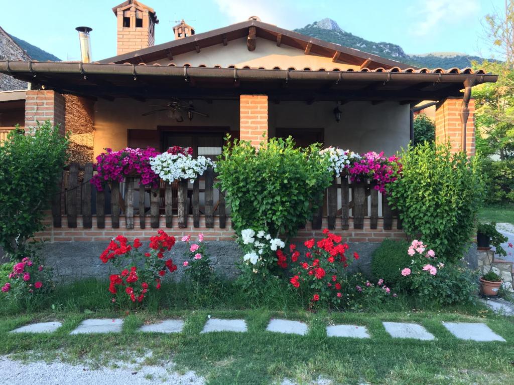 a house with flowers in front of it at Sotto L'Arco in Barete